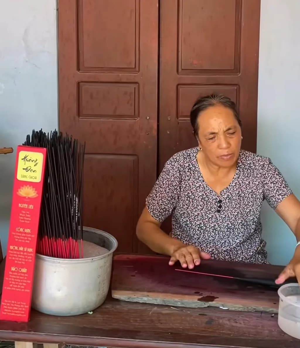 Người giữ lửa cho làng nghề làm Hương Đen